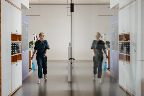Person läuft durch Agentur