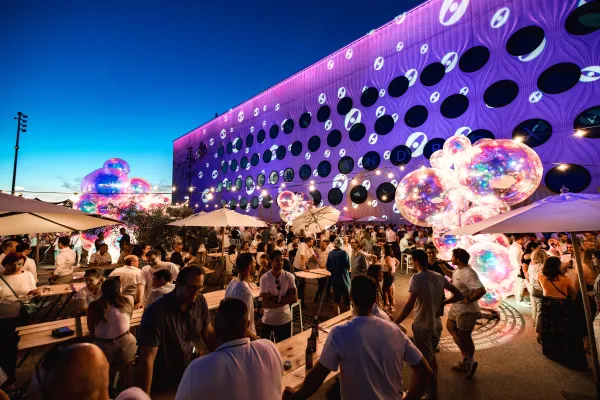 Wonderland Terrasse bei Nacht