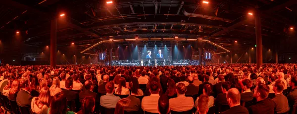 Versammelte Menschenmenge die sitzt und auf die Bühne schaut am Helvetia Baloise Anlass konzipiert durch standing ovation
