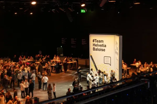 Ein riesiges Notizbuch #Team Helvetia Baloise in das die Teilnehmenden etwas schreiben konnten