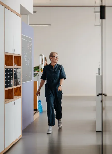 Person läuft durch Agentur