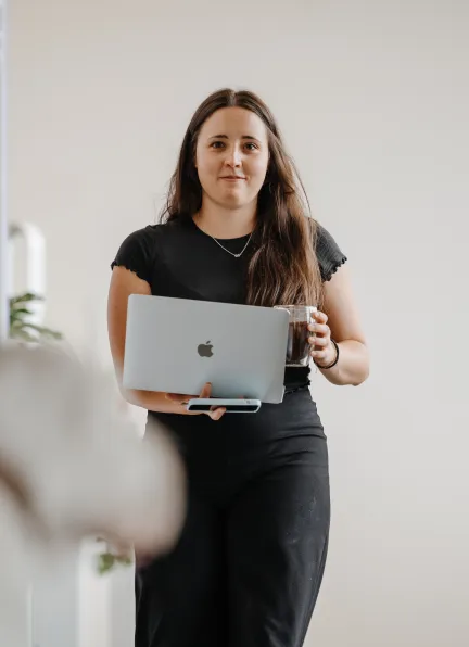 Person läuft durch Agentur